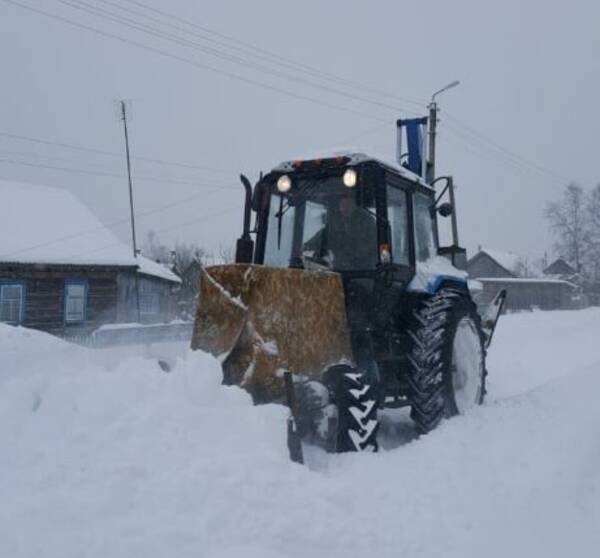В брянской деревне Павлинки снег расчищает техника ООО «Брянский сад»