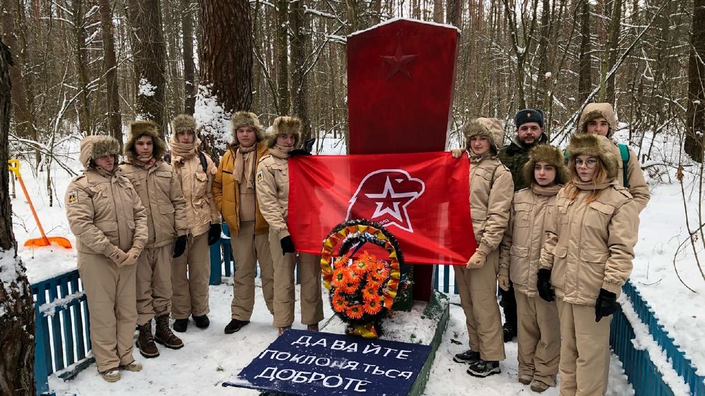 Юнармейцы брасовского поселка Локоть навели порядок у памятника возле деревни Весёлый Кут