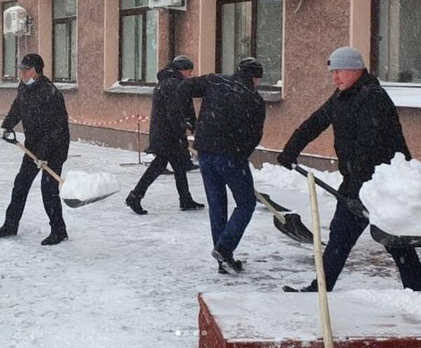 На борьбу со снегопадом вышли чиновники брянского правительства