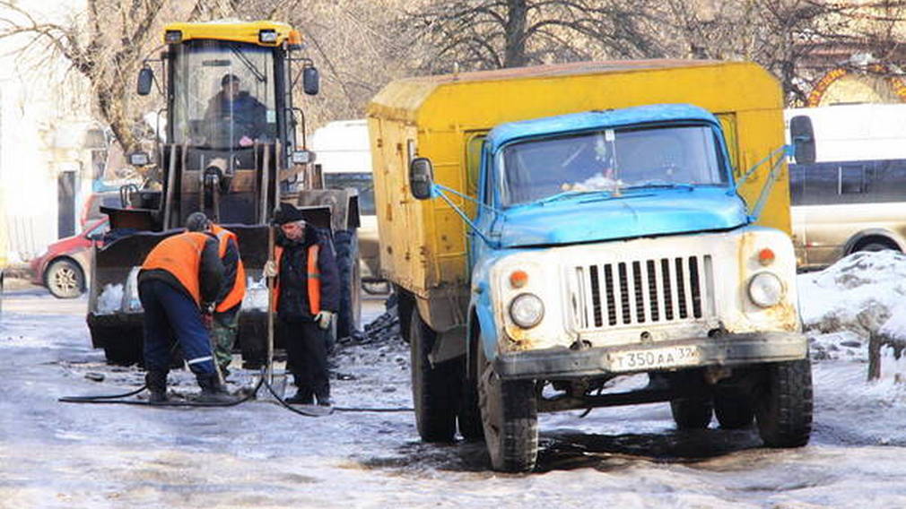 В Брянске устраняют недостатки на обновленных дорогах