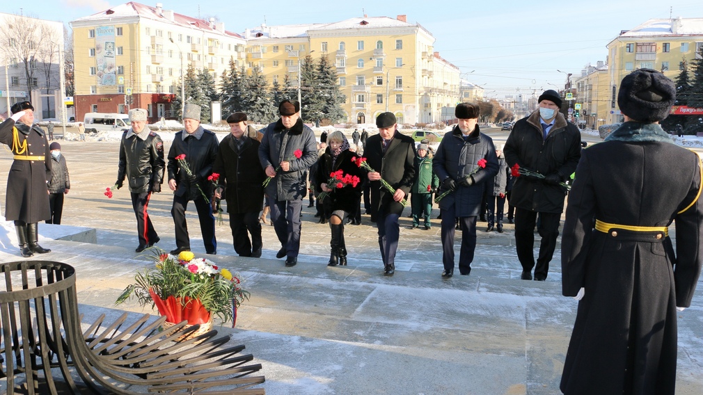 На площади Партизан в Брянске возложили цветы к Вечному огню