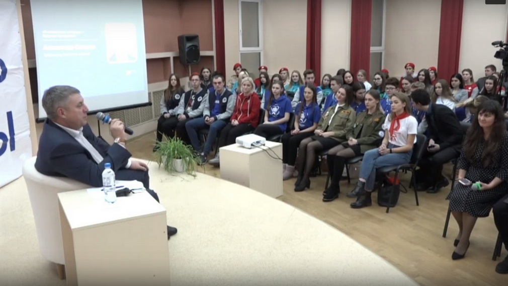 Александр Богомаз поздравил брянских активистов с Днем Российских Студенческих Отрядов