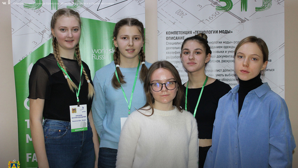 Юные брянские дизайнеры изготовили платья за 8 часов