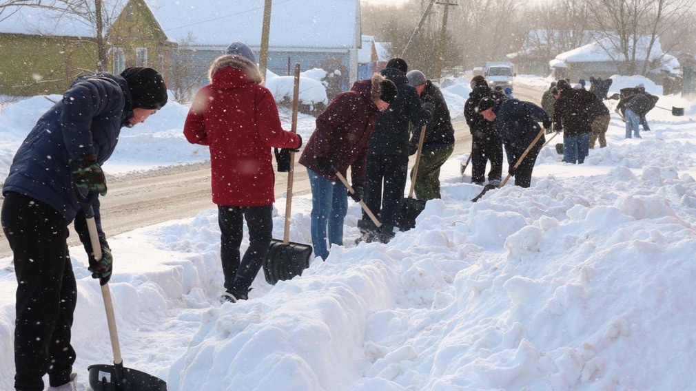 В брянском Стародубе с последствиями снегопада боролись и местные жители