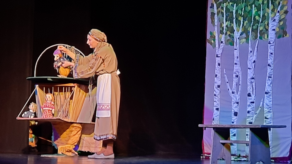 Брянский театр кукол поздравил пап и дедушек спектаклем