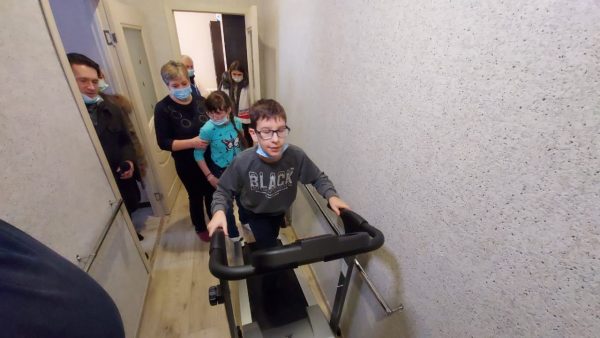 Брянским двойняшкам подарили беговую дорожку