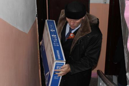 В Брянске Николай Валуев возложил цветы к мемориалу и преподнес ветерану праздничный презент