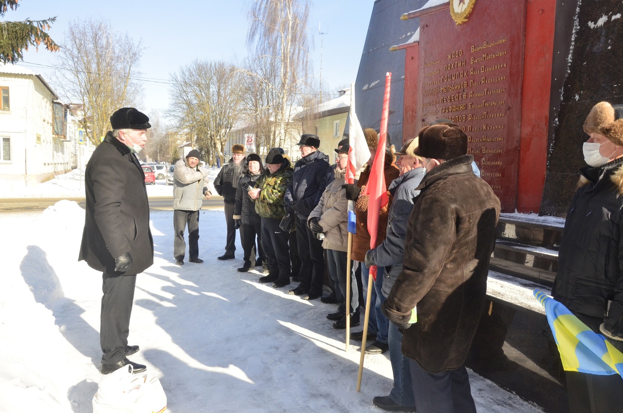 В праздничный день в Карачеве возложили цветы