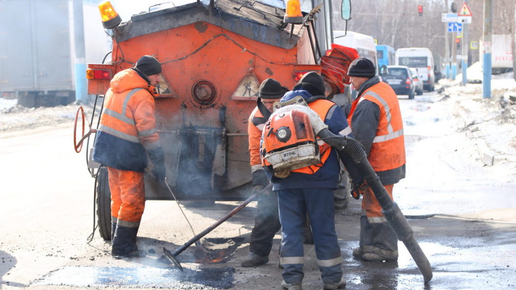 В Брянске за праздники провели ямочный ремонт 99 м² дорог