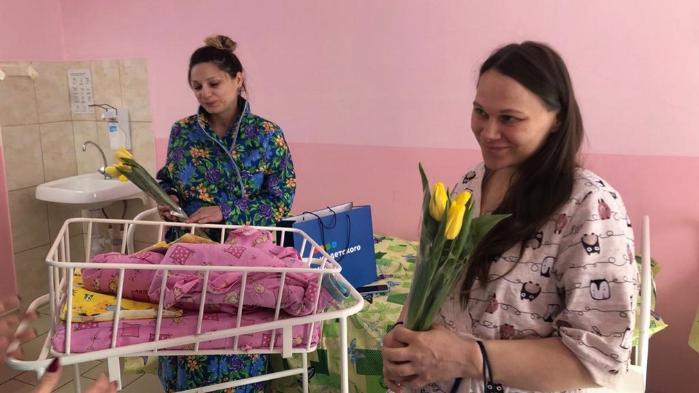 В брянском роддоме поздравили женщин с 8 Марта и рождением малышей