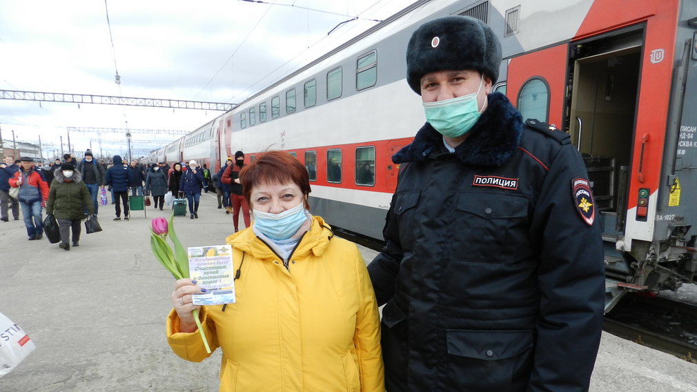 Брянских женщин на вокзале поздравляют с 8 Марта