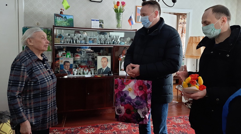 С 8 Марта поздравили бывшую брянскую партизанку Нину Евсееву