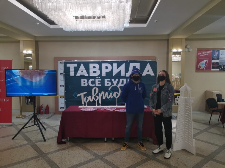 В фойе Брянской областной филармонии организована выставка арт-кластера «Таврида»