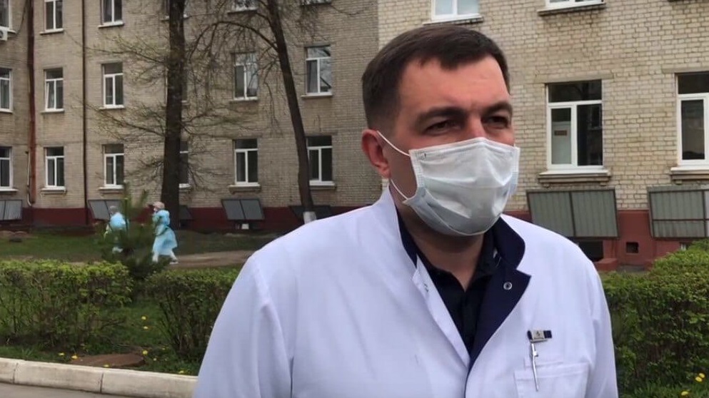 Брянский врач из «красной зоны» поздравил дам с 8 Марта