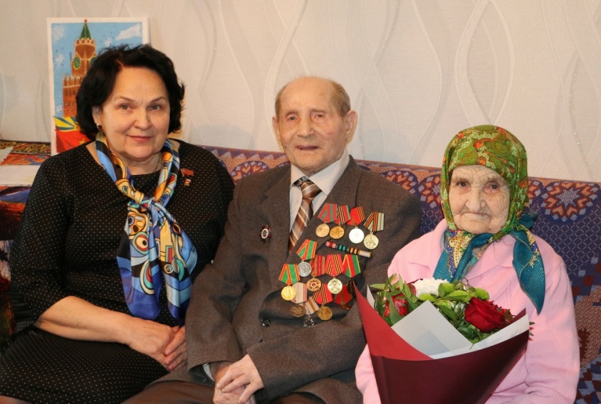 У брянского ветерана побывала в гостях депутат облдумы Людмила Журавлева