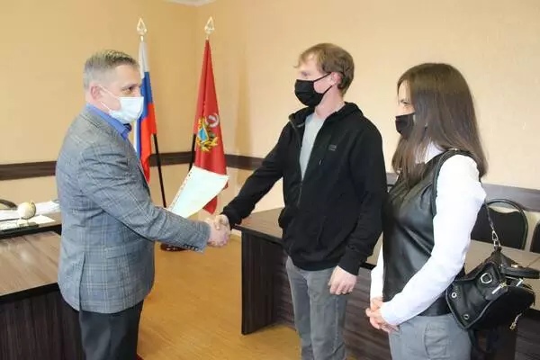 Молодой семье в брянской Суземке вручили субсидию на покупку жилья