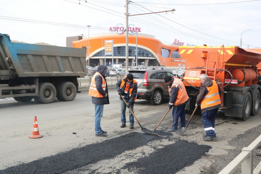 В Брянске устраняют ямочность дорог горячим асфальтом