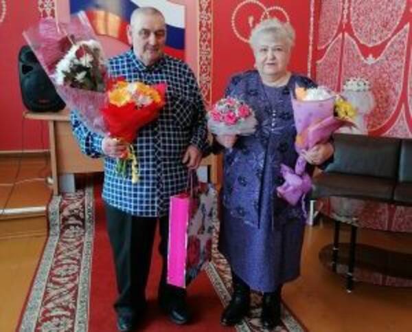 В Дубровском районе поздравили семью с «золотой» свадьбой