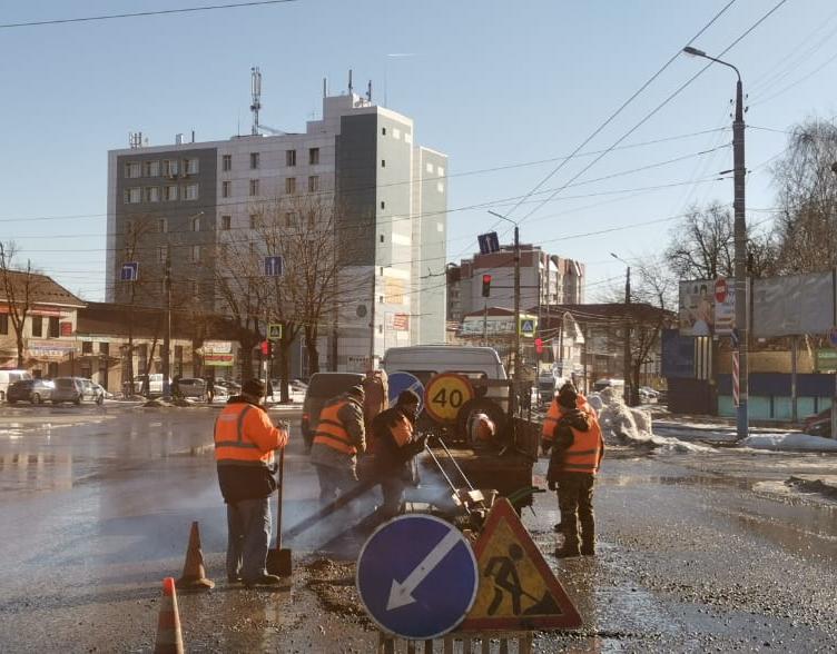 В Брянске продолжается ямочный ремонт дорог