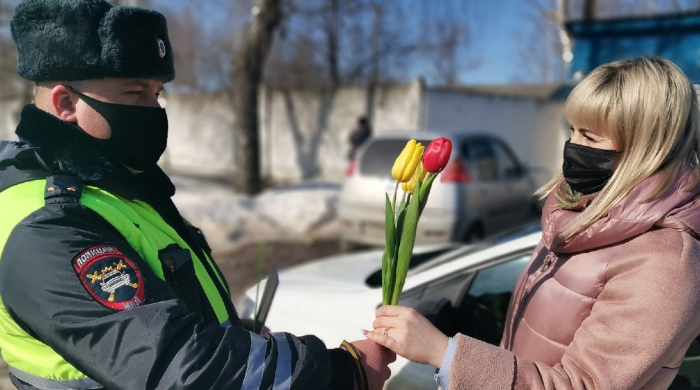 Брянские сотрудники ГИБДД организовали акцию «Цветы для автоледи»