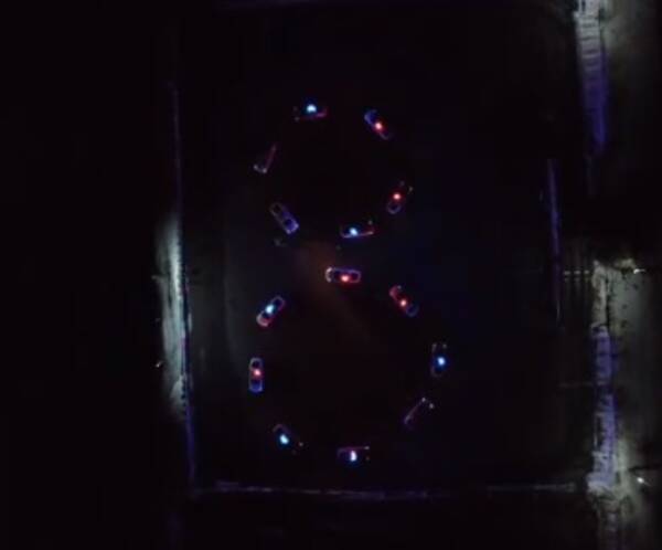 Брянские полицейские поздравили женщин с 8 марта подвижной инсталляцией