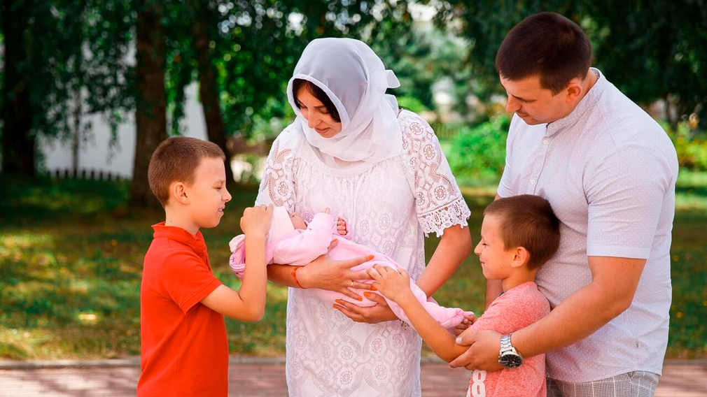 Многодетной семье из поселка Комаричи вручили жилищный сертификат
