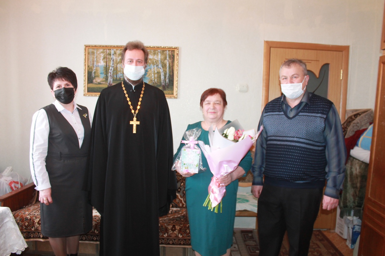 В преддверии 8 Марта в Карачевском районе поздравили женщин-ветеранов педагогического труда