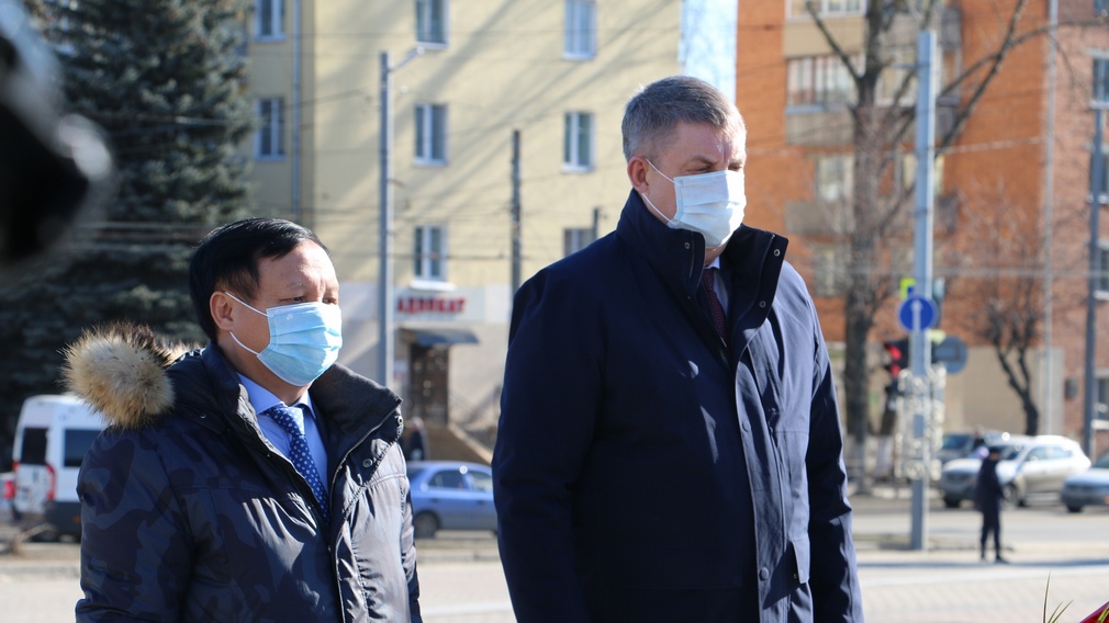 Глава Брянщины и посол Вьетнама почтили память героев на площади Партизан