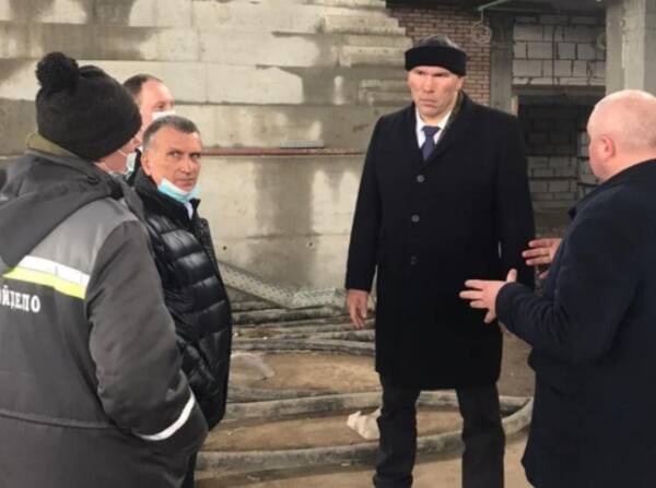 В брянске депутат Госдумы Валуев проинспектировал строительство дворца единоборств