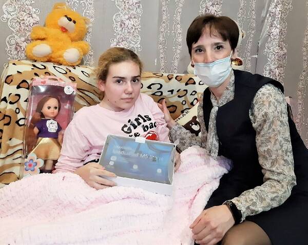 Брянской больной девочке подарили кресло-коляску за 125 тыс.рублей