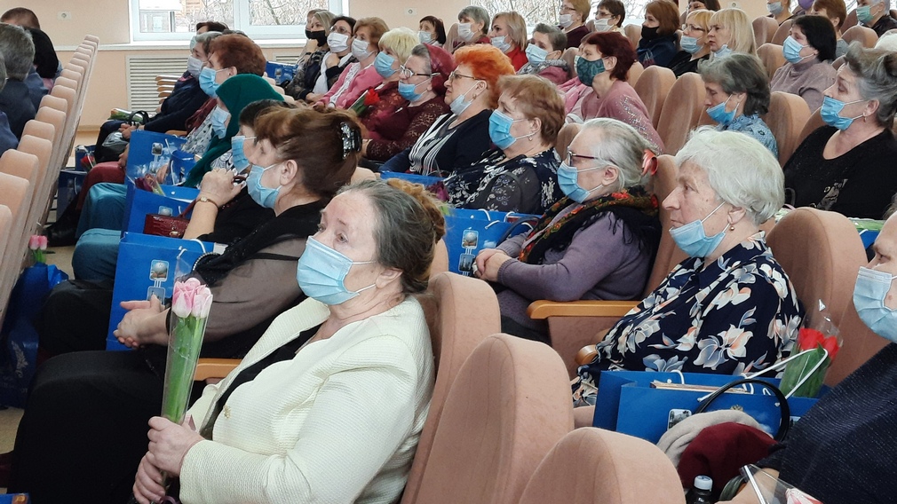 Брянский губернатор Александр Богомаз встретился с матерями и вдовами погибших героев