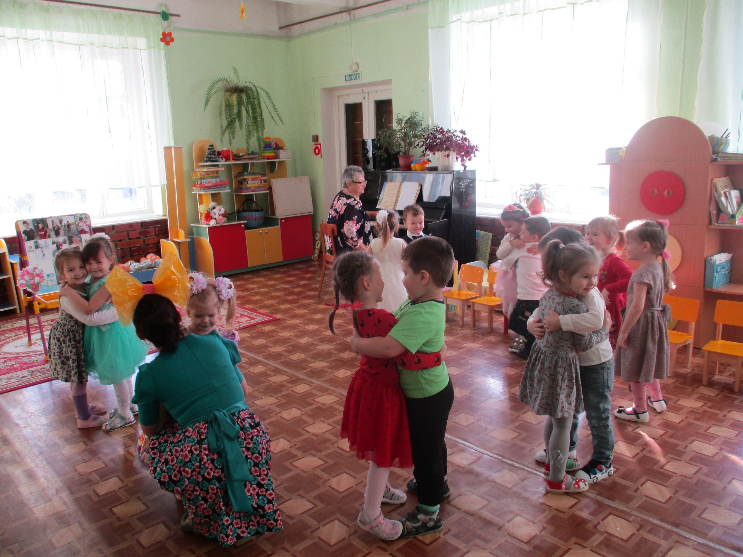 Воспитанники детсада №6 «Березка» поздравили любимых мамочек, сестер и бабушек