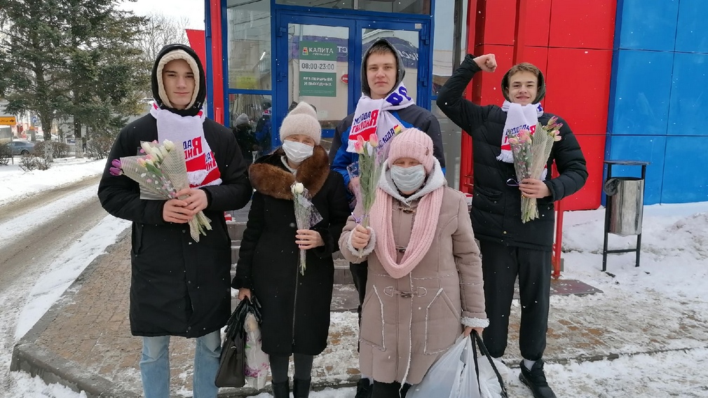 Молодые люди Брянщины дарят землячкам цветы