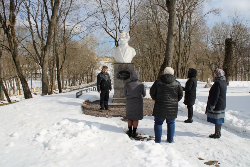 В Овстуге Брянской области презентовали новую пешеходную экскурсию «Памятники Тютчеву»