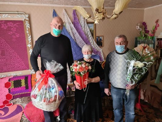 Николай Валуев поздравил с праздником мастерицу из Клетнянского района