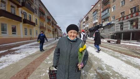 Брянских женщин ярко поздравили с праздником