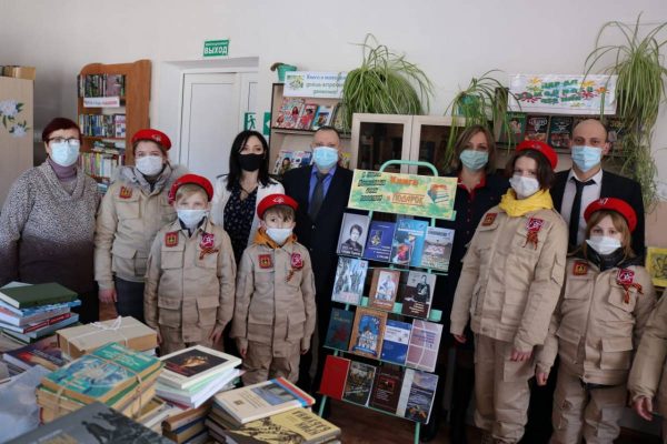 Благодаря Владимиру Пронину пополнился книжный фонд сельской библиотеки в Красногорском районе