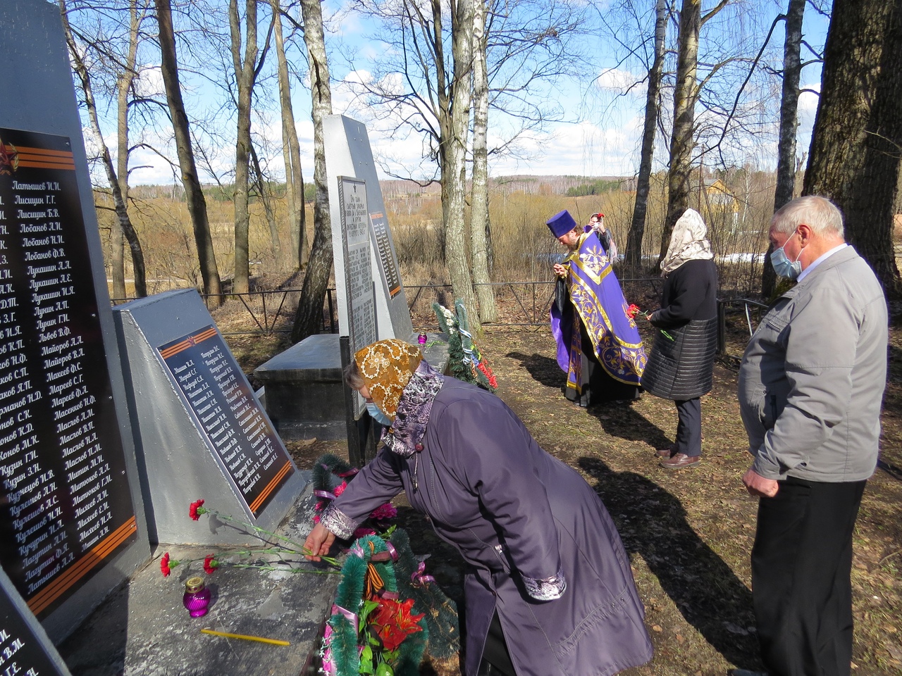 На братской могиле карачевской деревни Емельянова была совершена заупокойная лития