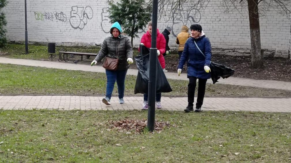 Сотрудники департамента внутренней политики Брянской области участвуют в субботнике