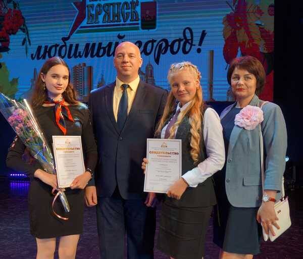 В этом году 250 брянских школьников и студентов получат именные стипендии