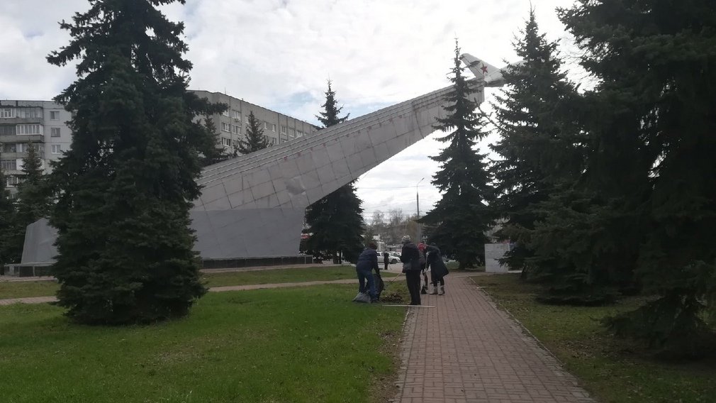 В Советском районе Брянска убрали территорию у памятника «Самолет»