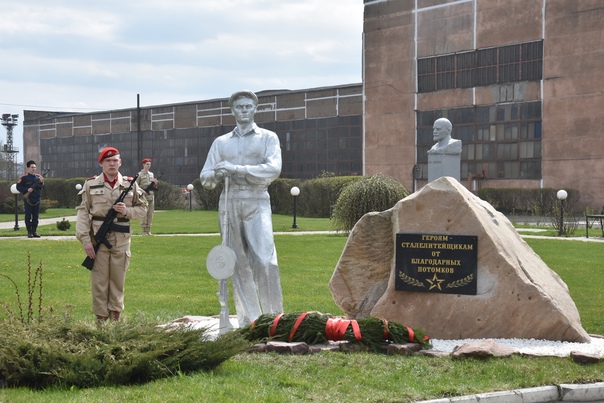 На территории «Бежицкой стали» установили памятник партизану-сталелитейщику