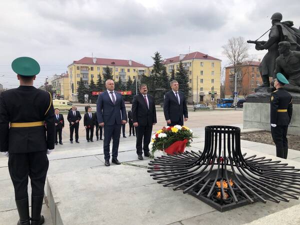 В Брянске белорусская делегация и члены регионального правительства почтили память героев на площади Партизан