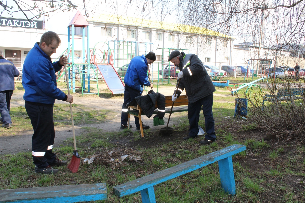 Работники Карачевского АО «Метаклэй» благоустраивали детскую площадку