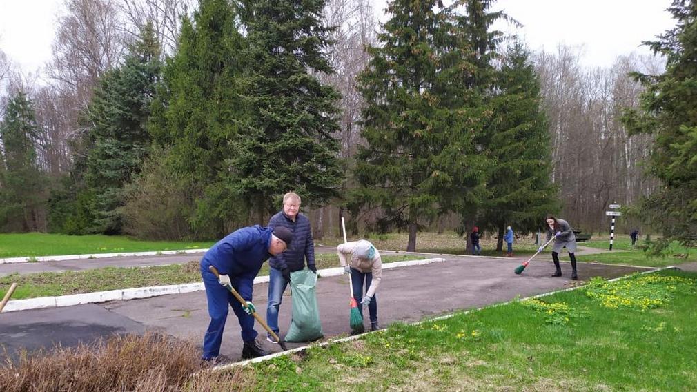 У Брянского памятника водителям департамент промышленности, транспорта и связи провел субботник