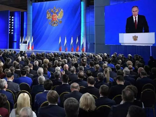 Путин объявил о новых выплатах семьям с детьми и беременным