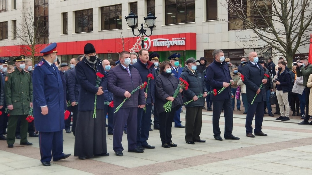 В день космонавтики в областном центре возложили цветы к памятнику Юрия Гагарина