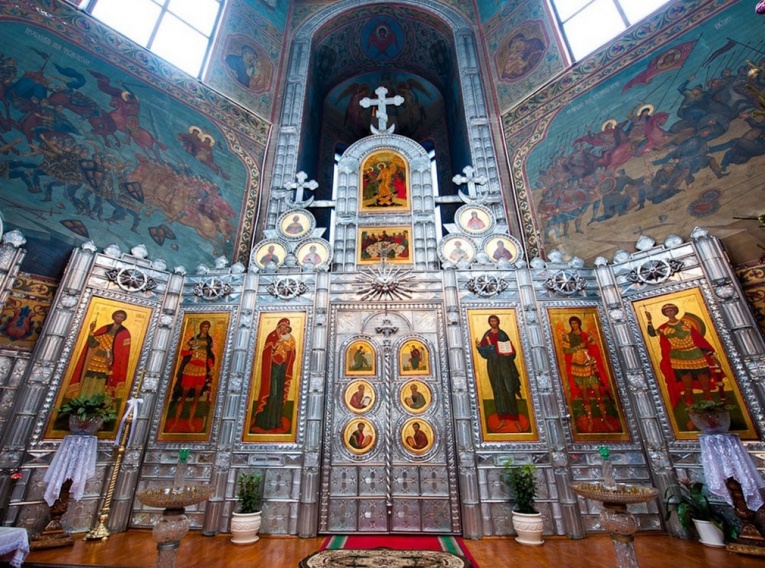 В брянском Дятьково реставрируют хрустальный алтарь в храме «Неопалимая Купина»