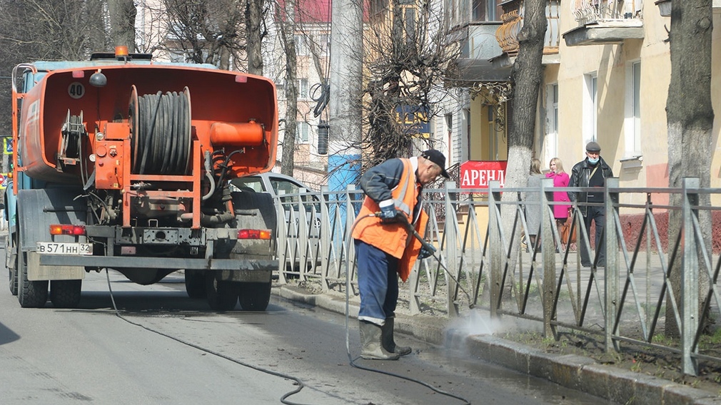 Улицы Брянска очистили от 18 тысяч тонн пескасмета