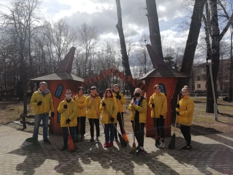 Два парка очистили от мусора брянские волонтеры